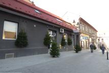 Osobliwe dekoracje na placu przed szybem Sutoris