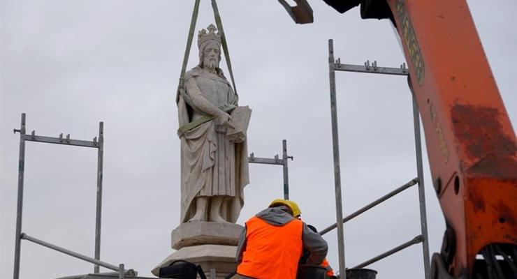 Pomnik króla Kazimierza Wielkiego powrócił na Rynek