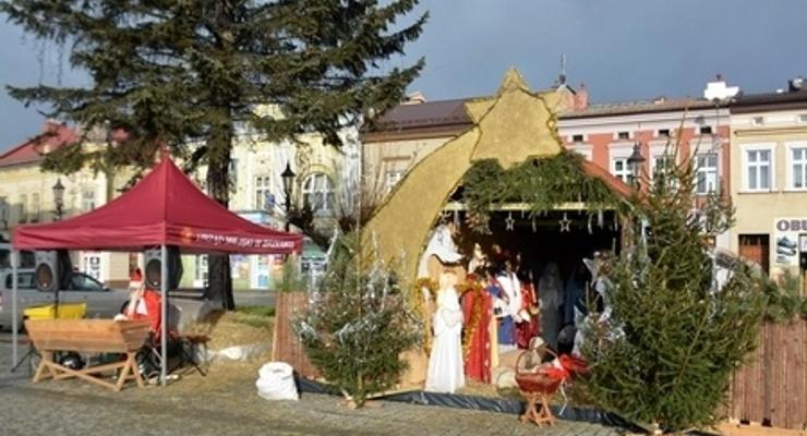 Brzesko: św.Mikołaj, szopka oraz żywe zwierzęta
