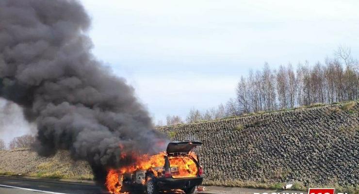 Auto spłonęło na autostradzie