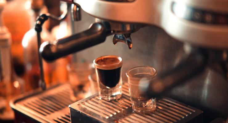 Domowy ekspres do kawy:  jak wybrać nie tylko stylowy ale i praktyczny model?