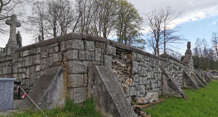 Mur cmentarza wojskowego w bardzo złym stanie
