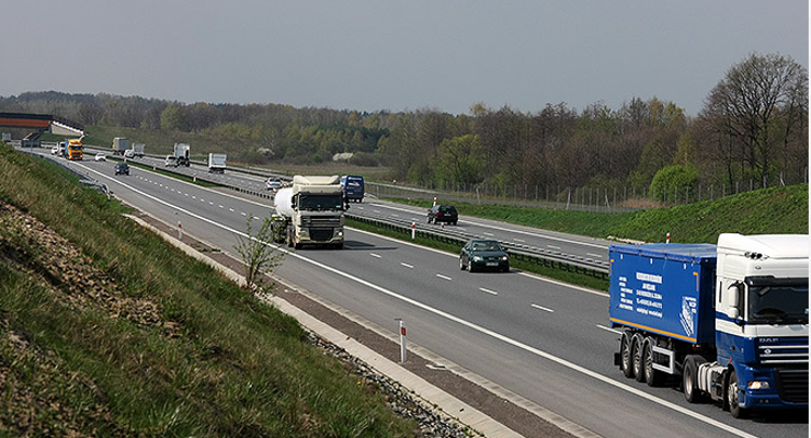 Deszcz zaskoczył kierowców. Trzy stłuczki z barierą