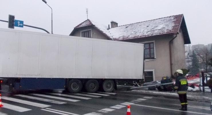 O włos od tragedii - TIR w ogrodzeniu