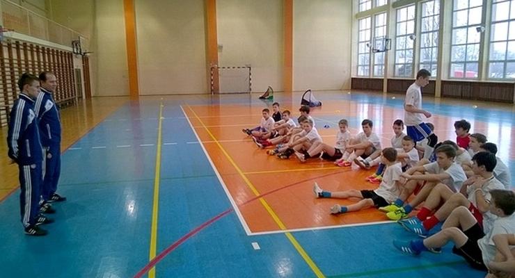 Trenerzy Wisły na treningu trampkarzy MOSiR-u