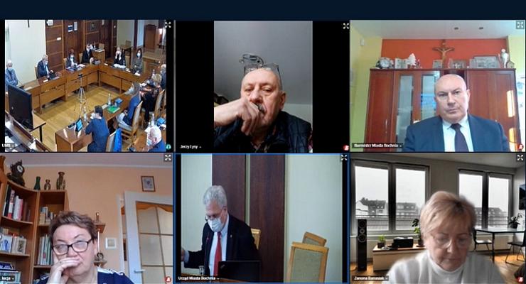 Stypendia miały przykryć wstyd Rady - zapomniano o nich w głosowaniu?