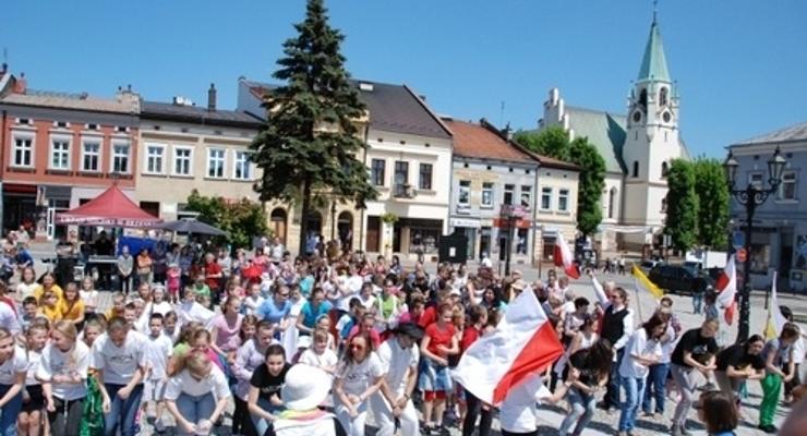 Tańcem i śpiewem uczcili urodziny papieża