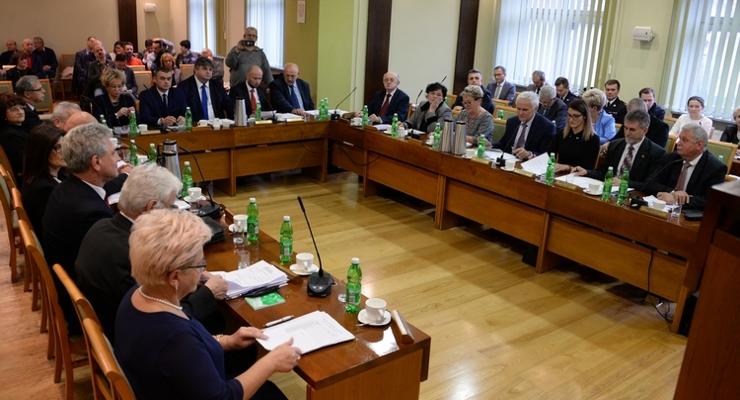 Podwyżki w samorządach sięgają 90% - kto ile zarobi?