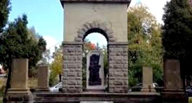 Kontrowersyjny pomnik zniknie z Nowego Sącza