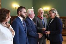 Józef Mroczek z Krzyżem Oficerskim Orderu Odrodzenia Polski