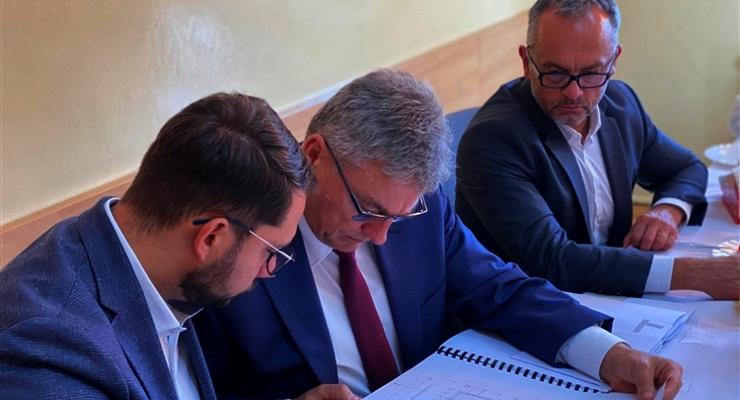 Gmina Bochnia: spotkanie robocze dotyczące rozbudowy budynku szkoły podstawowej w Brzeźnicy