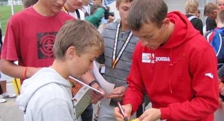 Na lotnisku zapomnijmy o autografach piłkarzy