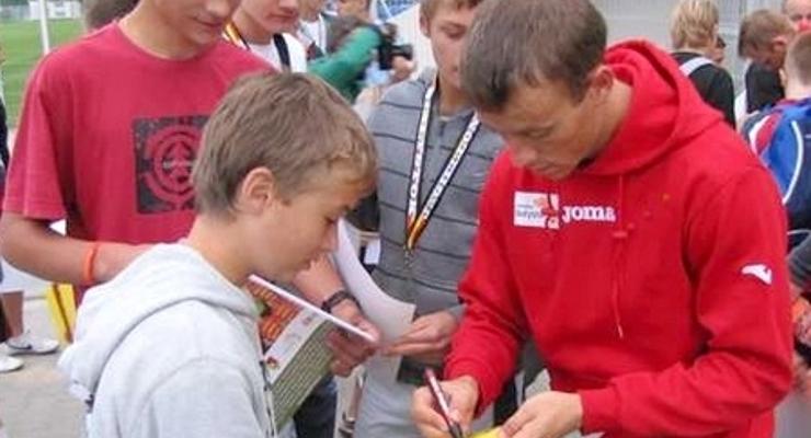 Na lotnisku zapomnijmy o autografach piłkarzy