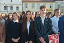 Pierwszaki I LO ślubowały na Rynku – opublikowano film z uroczystości