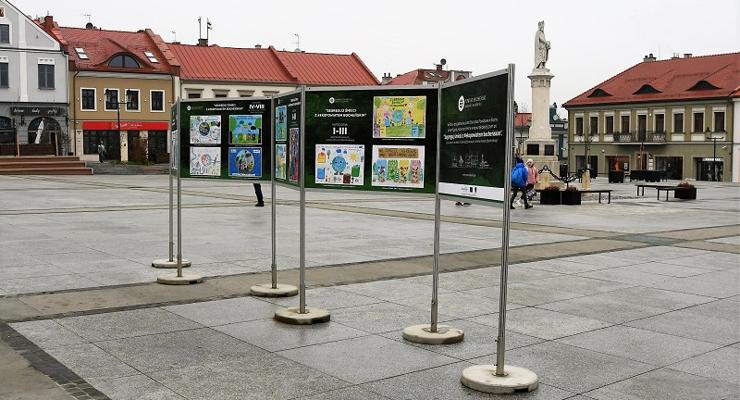 Wystawa na bocheńskim Rynku o ekosegregacji śmieci