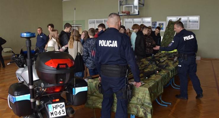 Policja w II LO w Bochni. Odbyło się spotkanie promujące