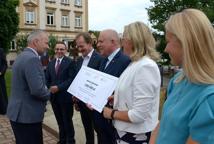Wicewojewoda, burmistrz i posłowie. Wręczono czeki na renowację bocheńskich zabytków