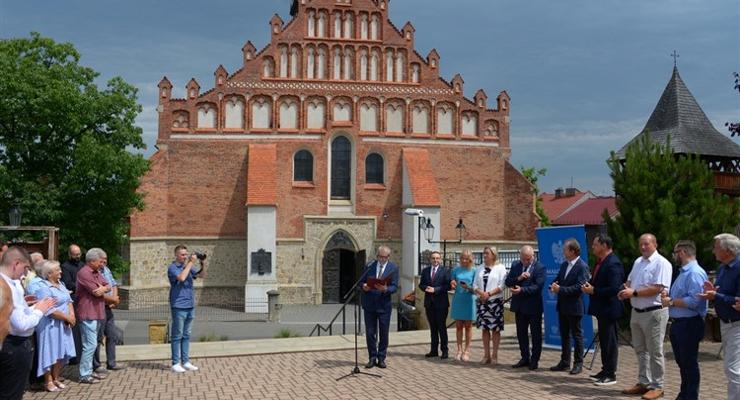 Wicewojewoda, burmistrz i posłowie. Wręczono czeki na renowację bocheńskich zabytków