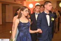 Maturzyści I LO wodzili poloneza