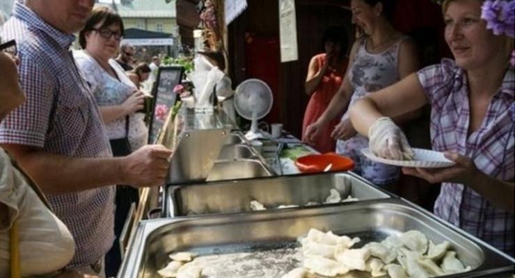 Statuetka św. Jacka z Pierogami pojechała do Trzciany