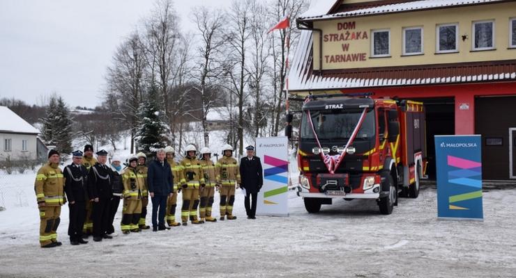 Łapanów: samochód i budynek remizy dla OSP