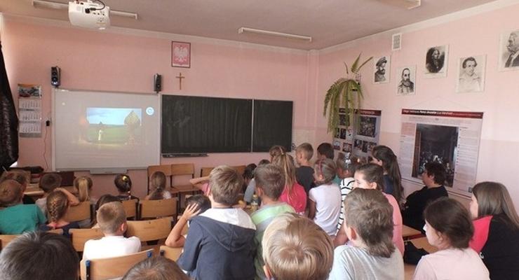 Uczniowie szkoły w Łapczycy na premierze w iTeatrze