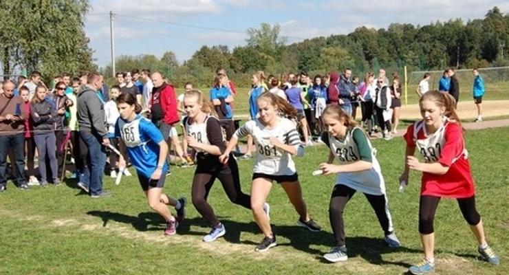 Sztafetowe biegi szkolne nad zalewem