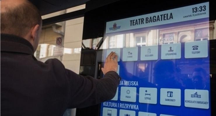 Multimedialna wiata przy Teatrze Bagatela  