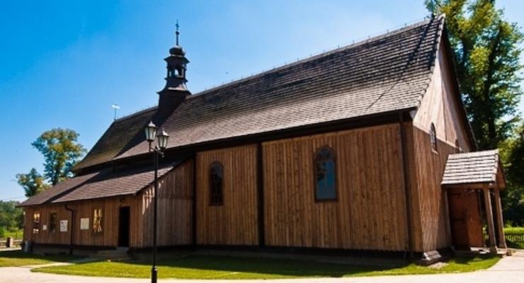 Łapanów: od 10 lat odnawiają kościółek
