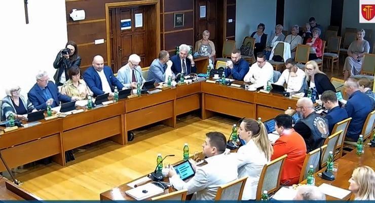 Sprawa głosowania „na dwie ręce” trafi na wokandę