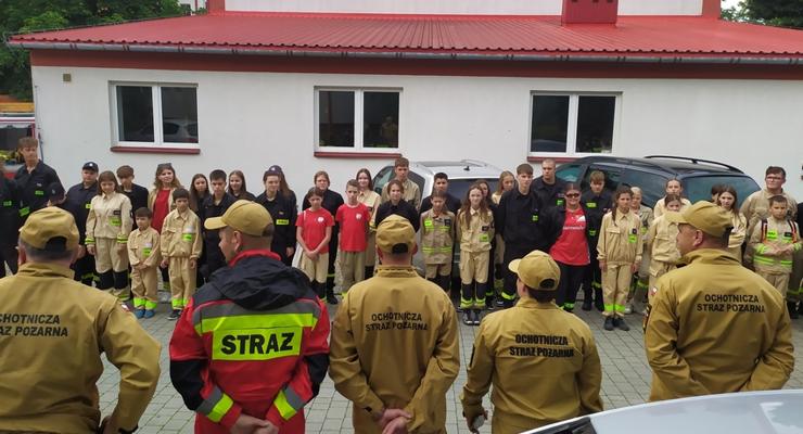Młodzi strażacy na obozie wakacyjnym