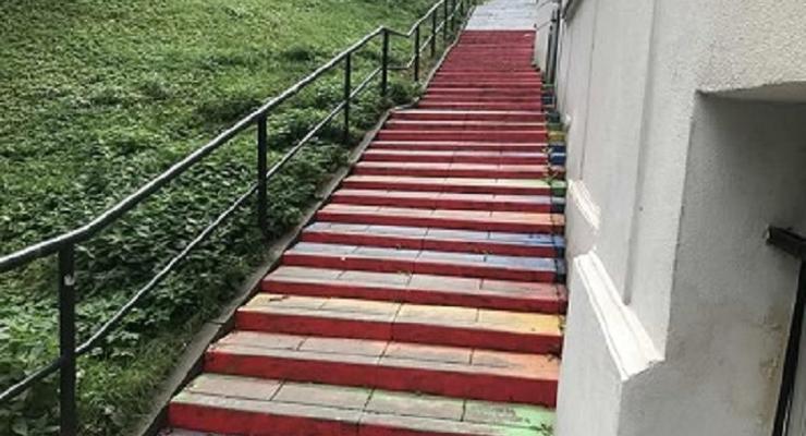Zamalowano tęczowe schody w Krakowie