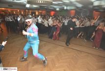 Mechanik zabalował na studniówce - sala pękała w szwach