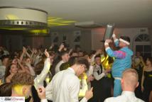 Mechanik zabalował na studniówce - sala pękała w szwach