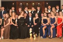 Mechanik zabalował na studniówce - sala pękała w szwach