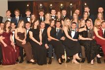 Mechanik zabalował na studniówce - sala pękała w szwach