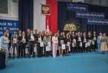 Maturzyści kończą szkołę