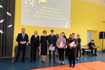 Maturzyści kończą szkołę
