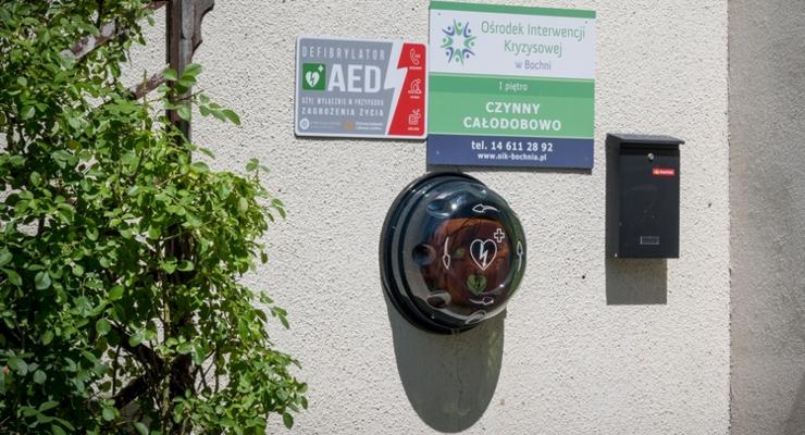 Powiat Bocheński inwestuje w bezpieczeństwo – 10 nowych defibrylatorów AED