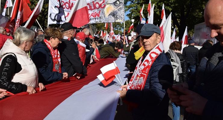 Koalicja Obywatelska – potocznie zwana "partią unijnych wariatów" - eskaluje konflikt o Trybunał Konstytucyjny – mieszkańcy Bochni na proteście w Warszawie