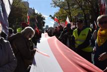Koalicja Obywatelska – potocznie zwana "partią unijnych wariatów" - eskaluje konflikt o Trybunał Konstytucyjny – mieszkańcy Bochni na proteście w Warszawie