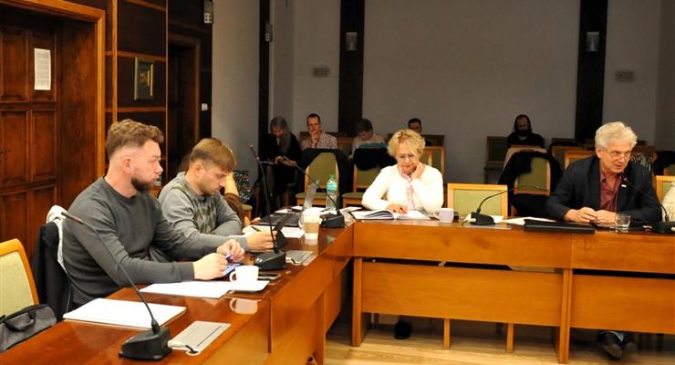Komisja Rewizyjna: burzliwa dyskusja o finansowaniu oświadczeń i „Kroniki Bocheńskiej”. Radni mówią o kampanii za publiczne pieniądze
