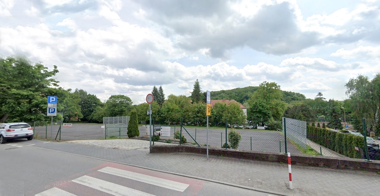 Rada Powiatu: powstanie piętrowy parking na 250 samochodów