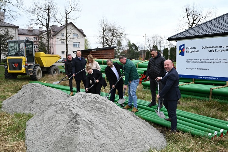 Wbili łopatę w Dąbrówce